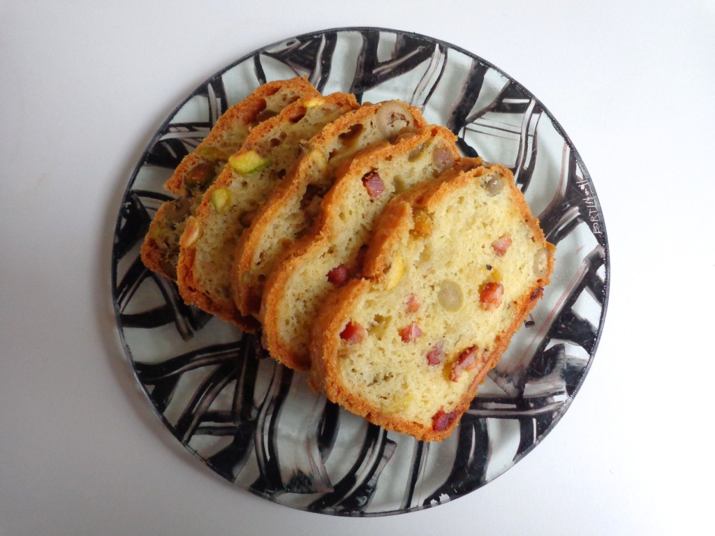 Cake apéritif aux olives, lardons et pistaches The Everyday French Chef